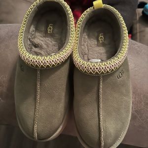Youth Ugg Tazz slippers